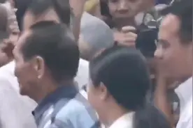 袁隆平出席大学开学典礼，校园秒变大型追星现场！视频封面