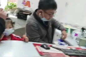 自贡三医院的儿科主任医生，胡勇，是个很不错的医生，除了医术不错，原来还是个暖心的人，给每个看病的小朋友都准备一个棒棒糖👍👍👍视频封面