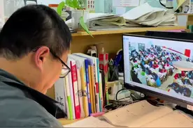 痴情的班主任，夜深了，还在一边批着作业一边盯着班级监控，当个班主任总有操不完的心。很多高中班主任心想干完这届就不干了，轻轻松松当个科任教师多好，可领导的“盛情”难却，每天面对几十双渴求的眼睛，不但干，而且要想法干好。于是早出晚归，两头不见太阳成为生活常态，身体一直亚健康…视频封面