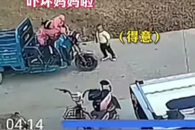 10月12日，安徽阜阳。三轮车突然后溜，两岁萌娃火速上前拦停，孕妈紧追阻拦：儿子是真猛！#监控下的一幕 #这操作都看傻了 #危险瞬间视频封面