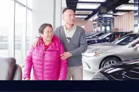 今天来了一位特殊的老铁——我的老妈。母爱如水，没有老妈，也就没有我的现在。十一年前，我带着妈妈给的300元来南京闯荡，现在在南京也算成家立业了，感谢父母一直以来对我的默默付出，架势#抖音汽车 #父母的爱最伟大 #正能暈 视频封面