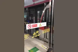 原来地铁司机每站都要下车啊！之前以为是自动驾驶一站到底的～ #地铁#抖音小助手视频封面