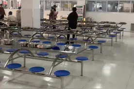 门卫大叔给食堂阿姨送花，送完羞涩跑开。 #感动瞬间 视频封面