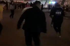 #男子广场激情跺脚跳八步舞 网友：把跳广场舞的大妈整不会了 视频封面
