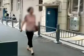 疫情期间一女子不佩戴口罩频繁故意往路上吐口水，而且不听劝阻被志愿者和民警控制视频封面