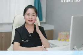 🎈激素脸即面部激素依赖性皮炎，是由于面部长期外用含糖皮质激素制剂，导致面部皮肤反复出现潮红、丘疹、脱屑、玫瑰痤疮 样皮疹等症状的一种皮肤病。 🎈一旦停用含糖皮质激素制剂，会导致原有面部皮肤病复发、加重，迫使患者需要不断地使用含糖皮质激素制剂。 🎈随着糖皮质激素外用制剂的广泛使用，以及某些含有糖皮质激素制剂的不正规美白化妆品的使用，激素脸的发病率逐年升高，已成为皮肤科的常见病。#医学科普 #皮肤管理 视频封面