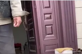 女子送狗给老人1月后发现骨瘦如柴：“很难过，当场把狗带回家。”#狗狗 #善待动物关爱生命 @抖音短视频 @DOU+上热门视频封面