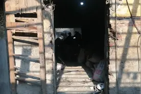 毒气室，在房间里烧塑料袋烤火，隔着门谈生意#巴基斯坦视频封面