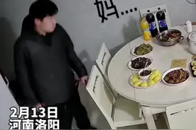 小嘴甜的！男孩领同学来家里玩，进门见到妈妈同学们异口同声喊“姐姐好” #同学 #妈妈视频封面