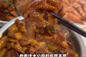 农村的大公鸡炖土豆，一定要用大铁锅炖才香，淋点汤拌米饭吃直接香飞了#抖音美食创作人 #家常菜 #东北菜量到底有多大视频封面