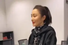 #张敏 回眸一笑百媚生。52岁的女神淡出影坛多年，如今参加活动，还是那么漂亮，依然风情万种！视频封面