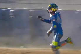 gsx摔车名场面！摔着摔着就站起来了…#motogp #佛山摩友堂 #机车小彬 视频封面