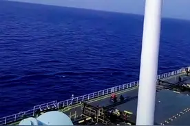 中国远洋货轮在亚丁湾海域遇，中国护航编队护航很是亲切！#中国海员#打击海盗#亚丁湾防海盗 #厉害了我的国🇨🇳 #为祖国点赞视频封面