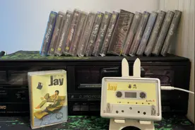 周杰伦 引进版磁带版专辑 试听展示-1
《Jay》首张同名专辑视频封面