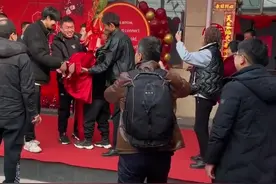 2月22日，山西。6位哥哥接力公主抱送妹妹出嫁，网友：姑娘的后盾太强大了#出嫁 #哥哥妹妹 #结婚视频封面