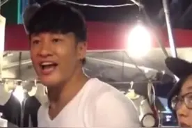 #何润东 逛夜市吃路边摊，还跟群众聊天，这亲和力也是没谁了！小时候觉得他很丑，长大了才发现很帅，低调无绯闻👍视频封面