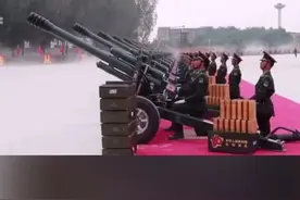 礼炮兵标准动作“五步跑炮”，“国家式求婚”跪姿，太帅！快来点赞吧！视频封面