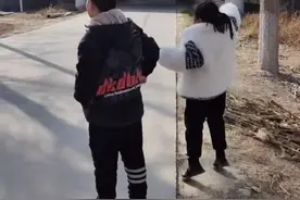 孩子在高速桥下等待，和路过的开货车爸爸打招呼。#货车司机视频封面