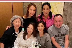 #叶倩文与闺蜜聚会庆生  叶倩文与闺蜜聚会庆生 ，大方展示白发享受优雅变老#娱乐评论大赏视频封面