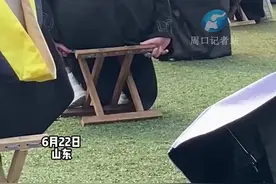 6月22日山东，女生小心翼翼坐下，结果还是令人想笑又心疼，网友：调皮凳子陪你毕业。#青春不散场#周口观察  素材来源：@大力花椒 视频封面