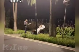 10月29日，武汉。这一幕，温馨到让人泪目！老爷爷插着氧气管坐在轮椅上，另一位老人为他唱着歌。视频封面
