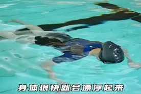 意外落水如何自救？女子寒冬落入护城河，双手淡定抱头漂浮获救。#教科书式自救#抖音小助手#防溺水 #溺水 #健康教育视频封面