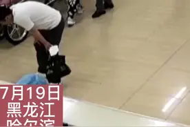惊险！#男子一口闷冰镇红茶后狂吐1000ml血 医生#提醒，冰镇食品会对消化道产生刺激。生活中，由贲门撕裂导致患者大出血的情况并不少见，一旦发生，就可能有生命危险，需依据个人的情况减少进食的量和减慢进食… #冷饮 #高温天气 视频封面