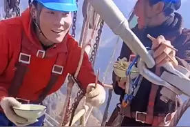 高空作业吃饭的一幕，看哭了所有在家的女人和孩子……#点赞加关注视频封面