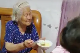 90多岁老母亲看望70多岁生病女儿  放心不下亲手喂饭 为母爱点赞！  #妈妈视频封面