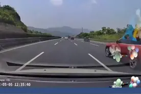女友追尾，男友笑脸逐渐凝固！视频封面