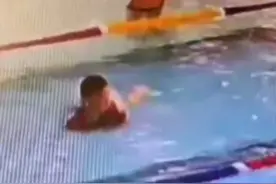 3岁幼童泳池内“倒栽葱”，11岁“淡定弟”教科书式施救！少年！好样的！视频封面