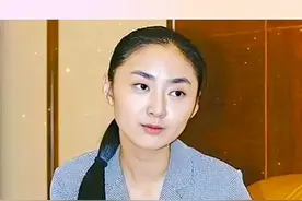 “深圳玫瑰”邢丹遇害身亡，与丛飞合葬，爱女成孤儿，上千人送行。  邢丹在高速公路被三名少年所谓“投石取乐”，被石头砸中不幸身亡，死在了她公益的路上。那时的她还不到30岁，也是她接替已故丈夫丛飞公益之路的第五年。丈夫丛飞只是一名普通的歌手，一生致力于社会公益事业，义演300多场，先后资助贫困儿童183名，无私捐助失学儿童和残疾人超过150人，认养孤儿37人，捐助金额超过300万元。  2005年患癌症身亡，5年后妻子遇害身亡，这次女儿彻底成了孤儿，她在邢丹的葬礼上不断抽泣，那时的她知道，自己从此再也见不到父母了。  希望老天会把这对夫妻这辈子攒下的福运，回报给他们的儿女。 #人间温暖 #传递正能量 #正能量 #邢丹 #丛飞 视频封面