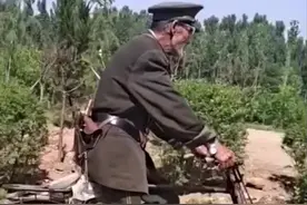 脚蹬二八大杠，身穿黄色军装，胸前一个水壶，身后匣子二十响。大爷，豪横！视频封面