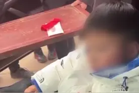 1月20日，河南周口。#男孩压婚车全程昏睡 ，给红包都不下车，婚车司机：睡了一路，最后被大人抱下了车