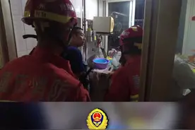 小朋友不小心将自己反锁在卫生间，消防员破门救援#救援现场 #万州消防 视频封面