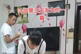 冷战三天我俩没说话，今天我故意放一点调味品 ，看把他吓成那个样 ！笑的我肚子疼。看到最后不笑你打我😂#夫妻视频封面