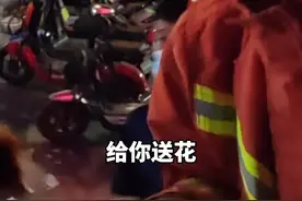 女子手机掉下水道求助消防员，“腰精”蓝朋友上线。这手机以后可以当纪念品了。视频封面