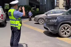 越野车违停压越盲道，武汉交警果断拖走还路于民！#这里是湖北 #遵守交通规则视频封面