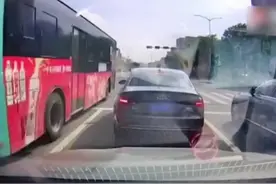 #公交车路口玩起漂移，司机还和交警说…视频封面