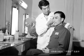 老照片（254） 电影《奇袭白虎团》中严伟才的扮演者宋玉庆在化妆。视频封面