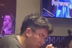 北京一#男生玩打火机不慎将头发点燃 ，事后自嘲称：这辈子是不可能学抽烟了......视频封面