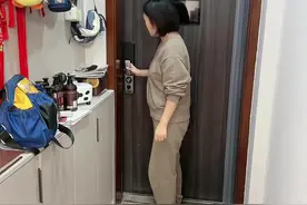今天自己下厨炒了个几个菜，顺便跟媳妇说这么多年，为这个家付出这么多辛苦了，她说一家人还说这话，你比我更辛苦了#平平淡淡小日子 #记录生活 #夫妻视频封面