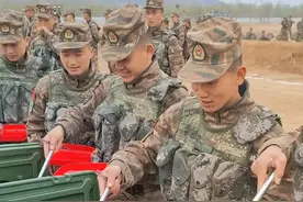 野外驻训期间，能吃上一顿热腾腾的饭菜真的是太幸福了！#致敬人民子弟兵 #鏖战魔鬼周（范增  马孝捡）视频封面