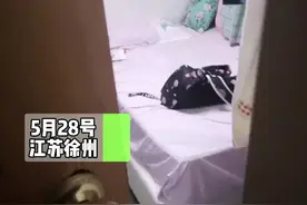弟弟在姐姐怀中睡着了，姐姐安静的在桌子上写着作业。网友：是有多舍不得放下弟弟😃#姐弟 #姐弟情深视频封面
