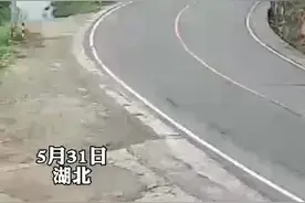 死里逃生！#货车失控冲下悬崖司机跳车逃生，迟疑一秒，后果不敢想象视频封面