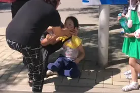 女儿中暑抽搐，爸爸为防止女儿要舌头把手指放进女儿嘴里，被咬的血淋淋的！#父爱如山 视频封面