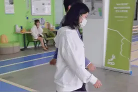 女生朋友截肢后基本就告别高跟鞋了，今天换上可以自由调节的假肢脚板，穿上高跟鞋，走路简直太颯了！#假肢 视频封面