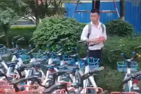 昆明一男子在哈啰单车上粘贴违法小广告，被开早会的单车维护员抓个正着。报警处理后被交警大队罚处3000元。视频封面