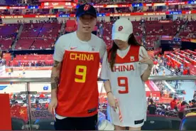 北京中赫国安球员张稀哲与妻子一起现场观看中国与科特迪瓦的篮球世界杯比赛。😏视频封面