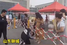 山东考生出考场行叩拜之礼跪谢班主任：把她当做自己的妈妈❤视频封面
